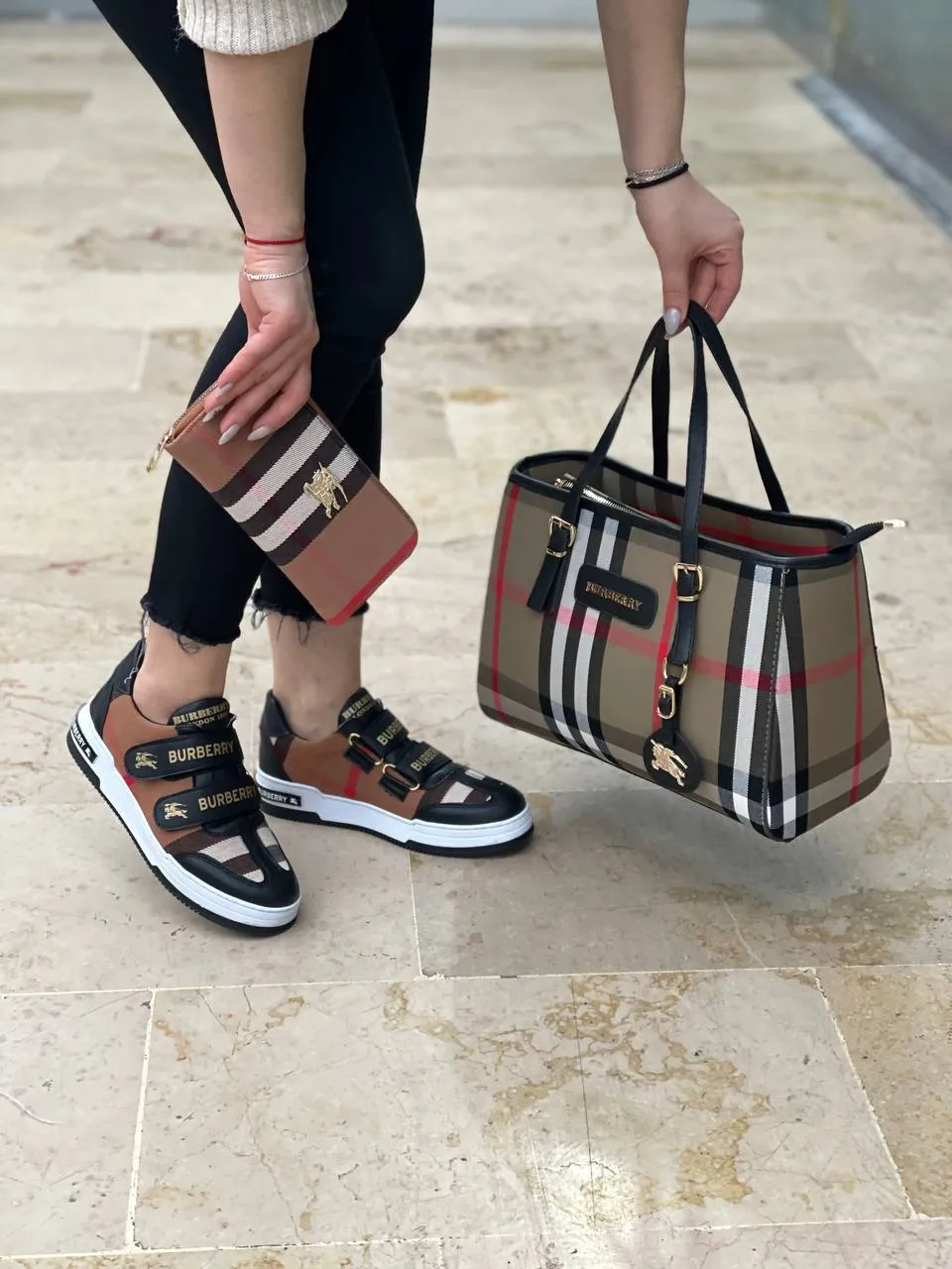 Burbary top slit sneaker bag set