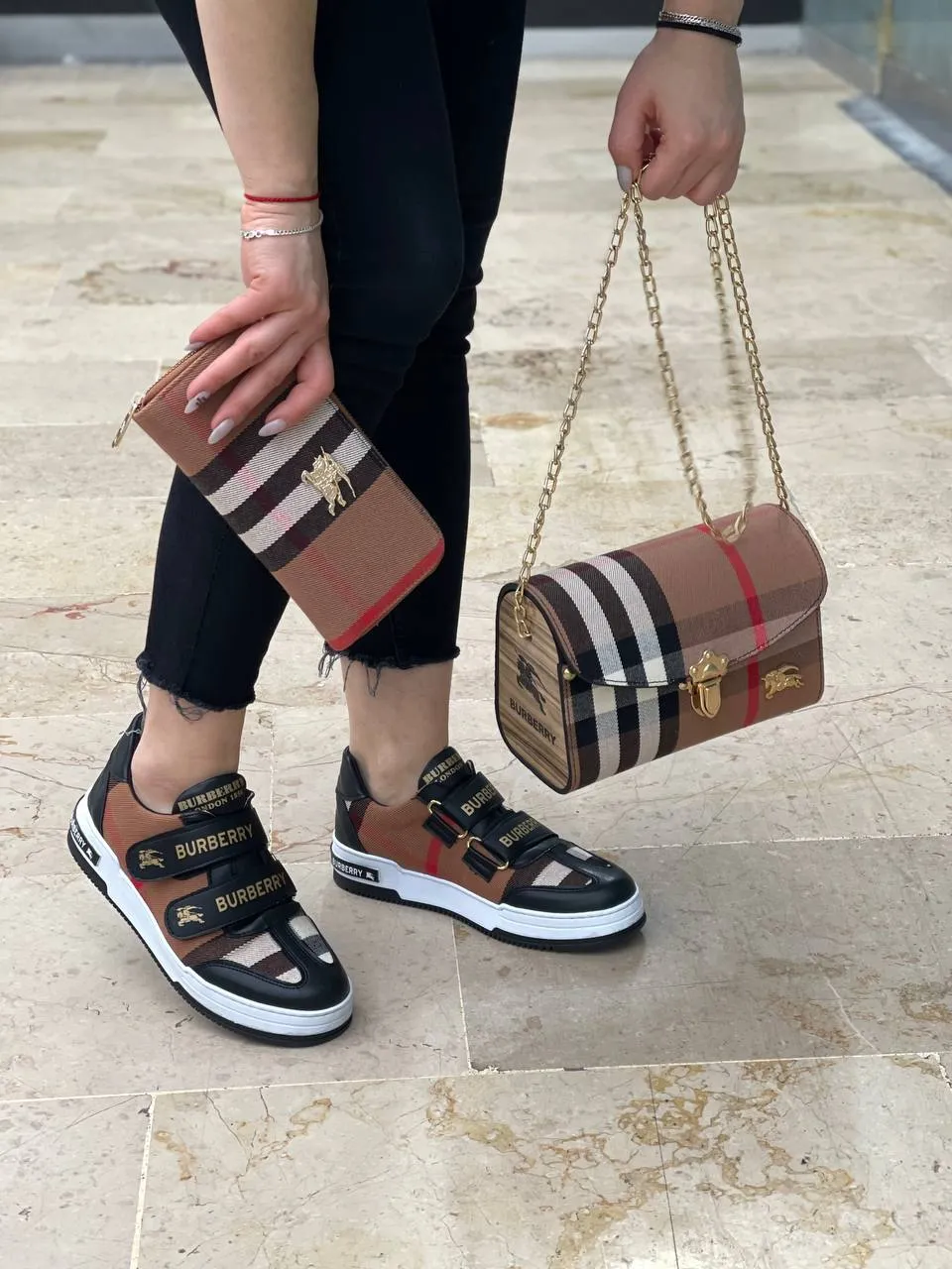 Burbary top slit sneaker bag set