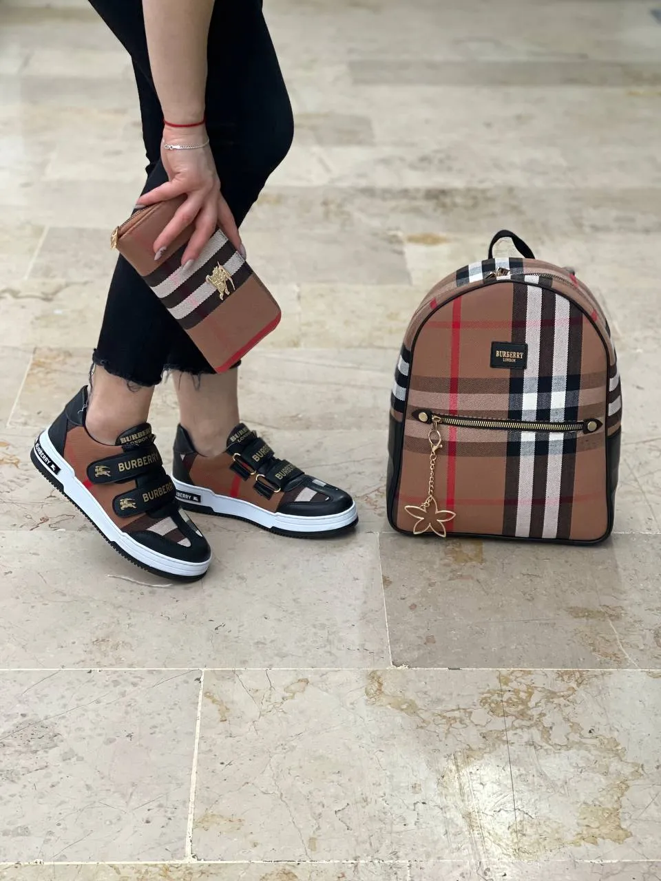 Burbary top slit sneaker bag set